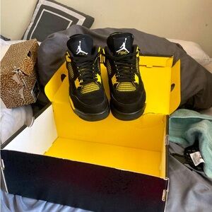 Jordan 4 yellow thunders